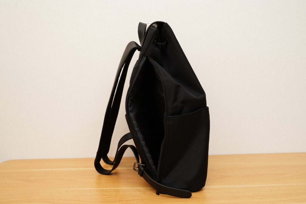 HUAWEI Classic Backpackは側面のファスナーが開く