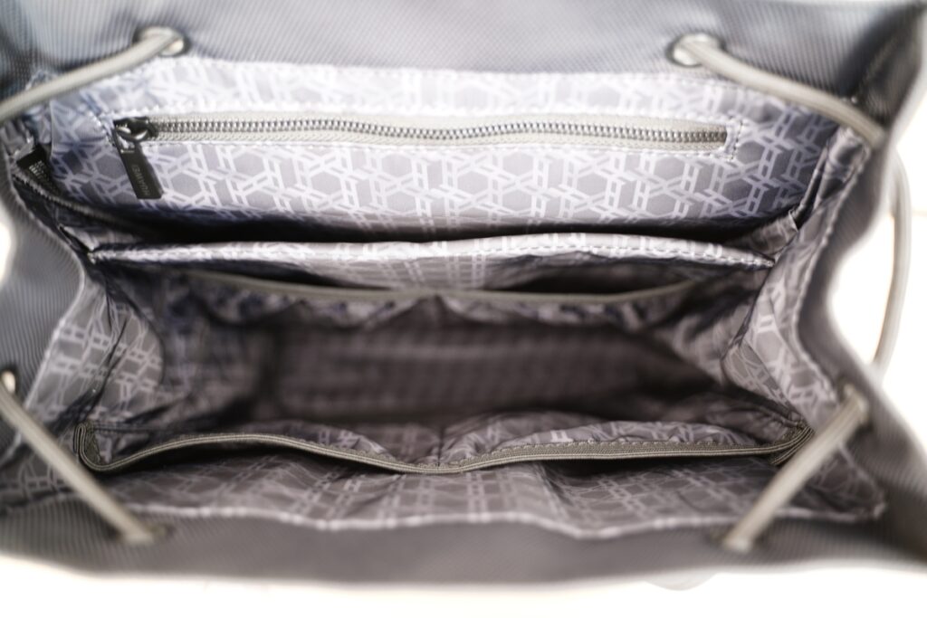 HUAWEI Classic Backpackは中が小分けできるようになっている