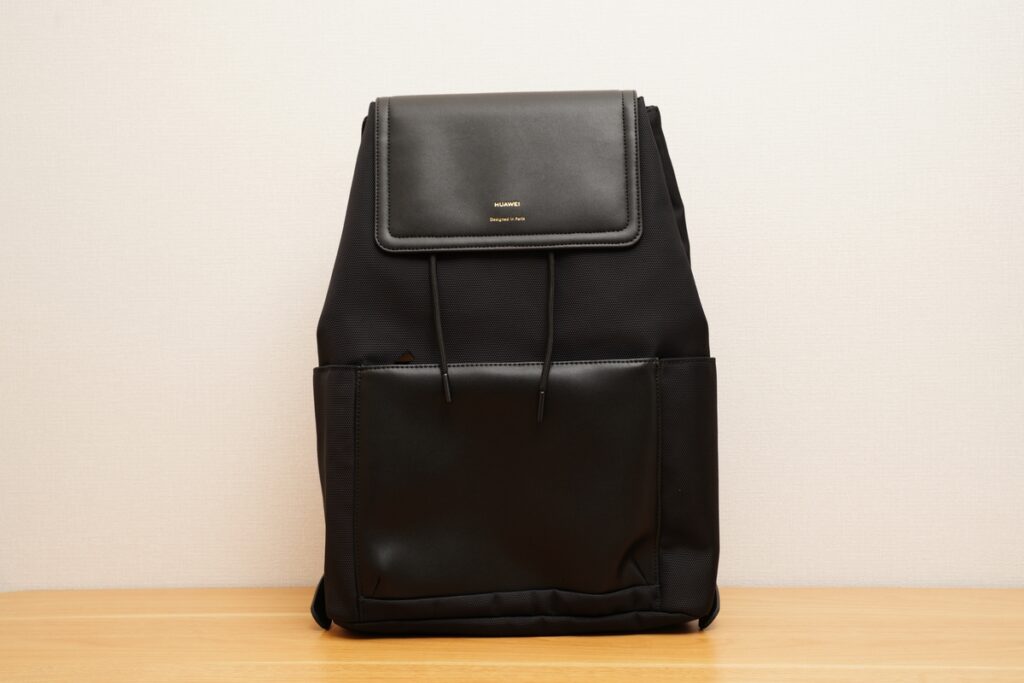 HUAWEI Classic Backpackは素材に合成皮革とナイロン使われている