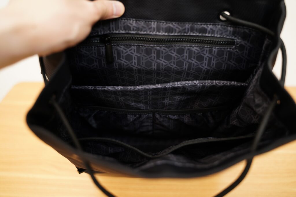 HUAWEI Classic Backpackは内ポケットが豊富