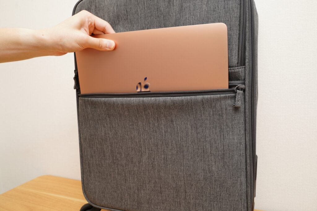 前面下部のポケットにはMacBook Airがちょうど収納できる
