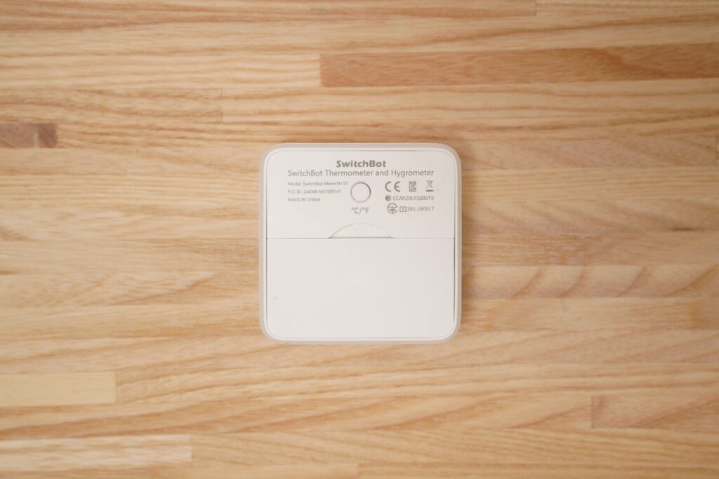 SwitchBot 温湿度計の裏面にはリセットボタンあり