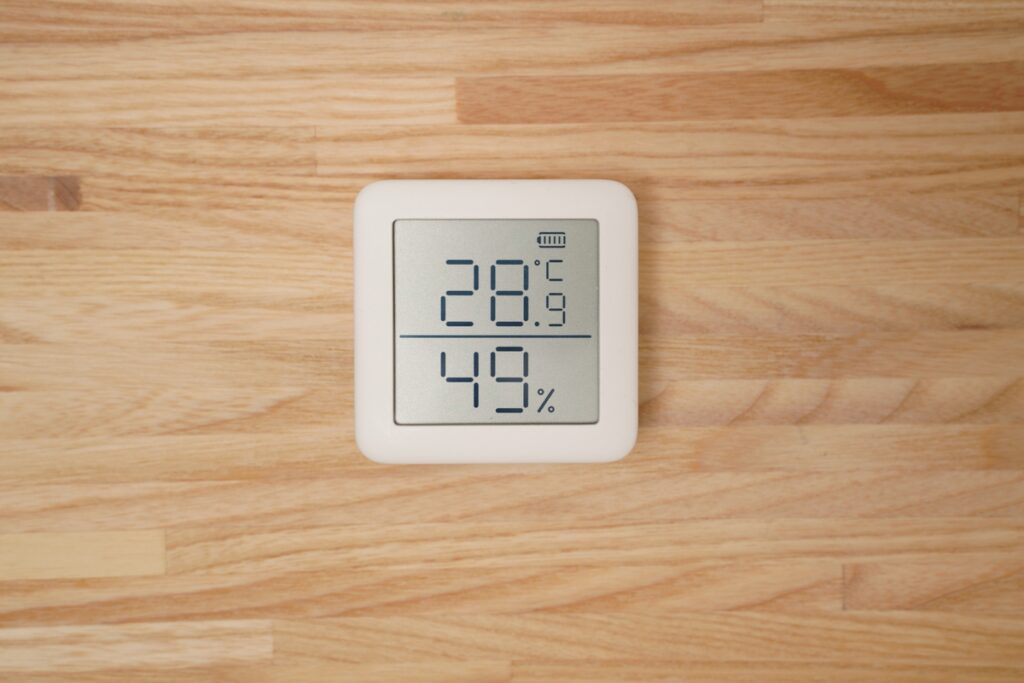 SwitchBot 温湿度計のデザインは白でシンプル