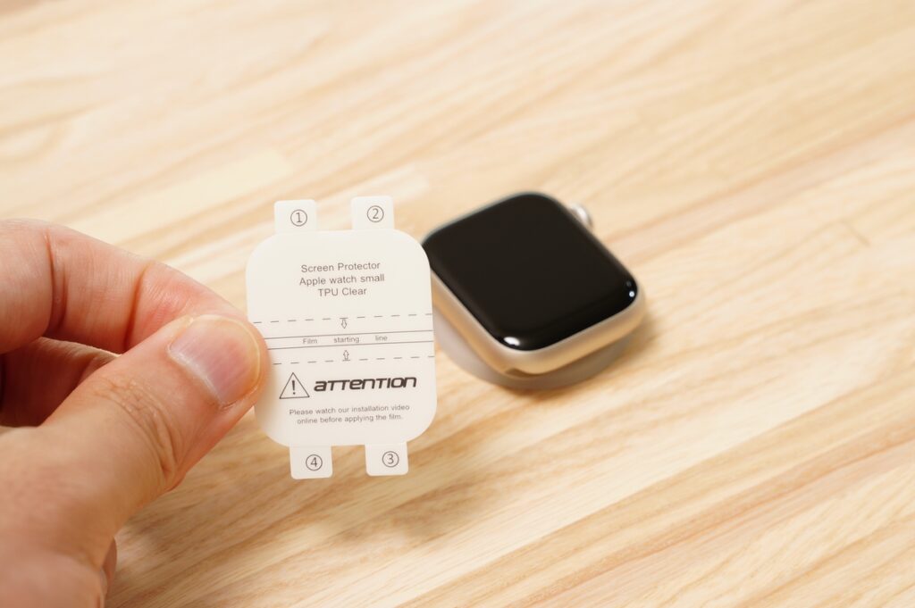 NIMASO Apple Watch 41mm専用液晶保護フィルムを貼り付けていく