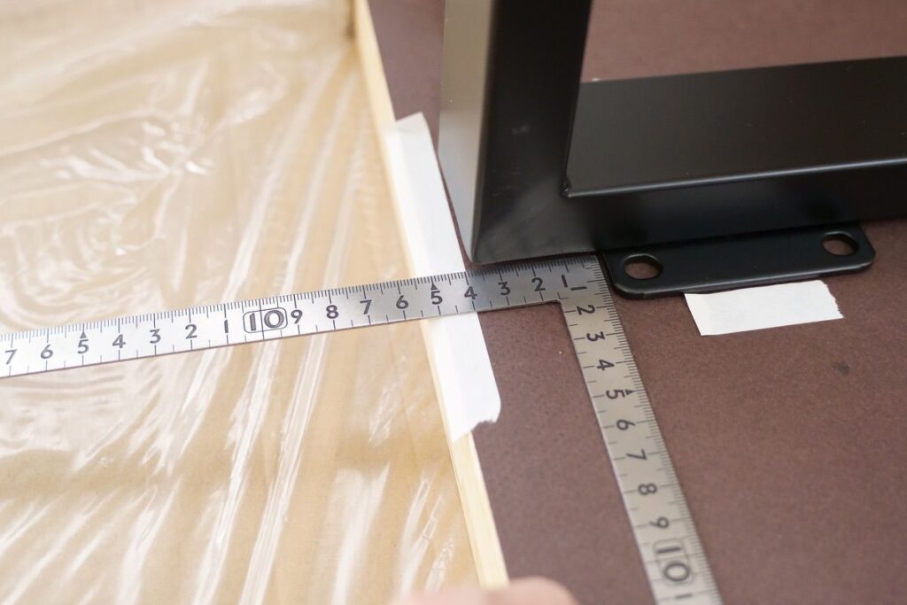 AISのテーブル脚を仮置きして寸法を測る
