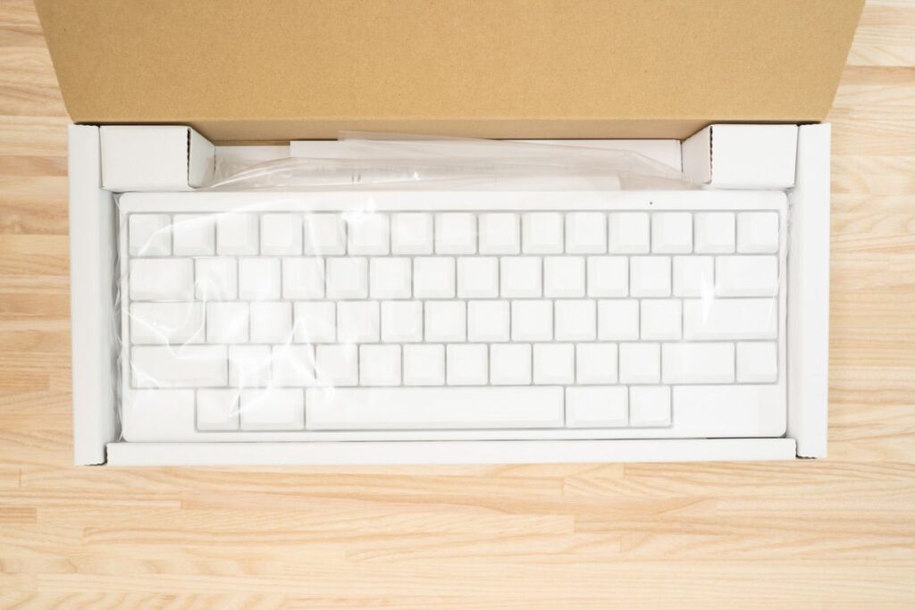 蓋を開けると純白のキーボードが出てきた