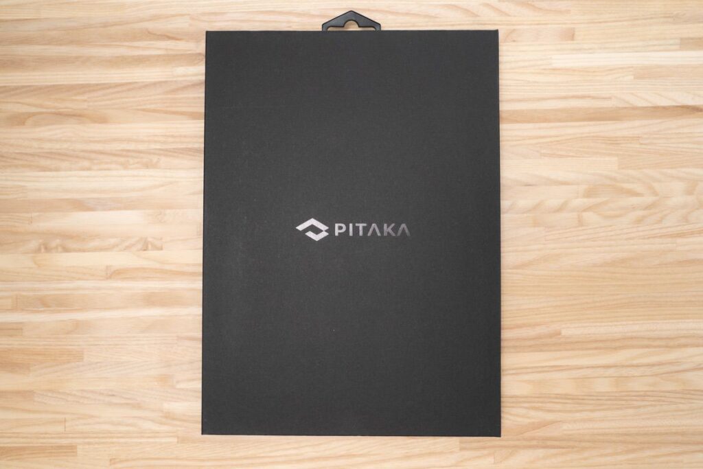 PITAKAのロゴが大きくプリントされた質感の高い箱