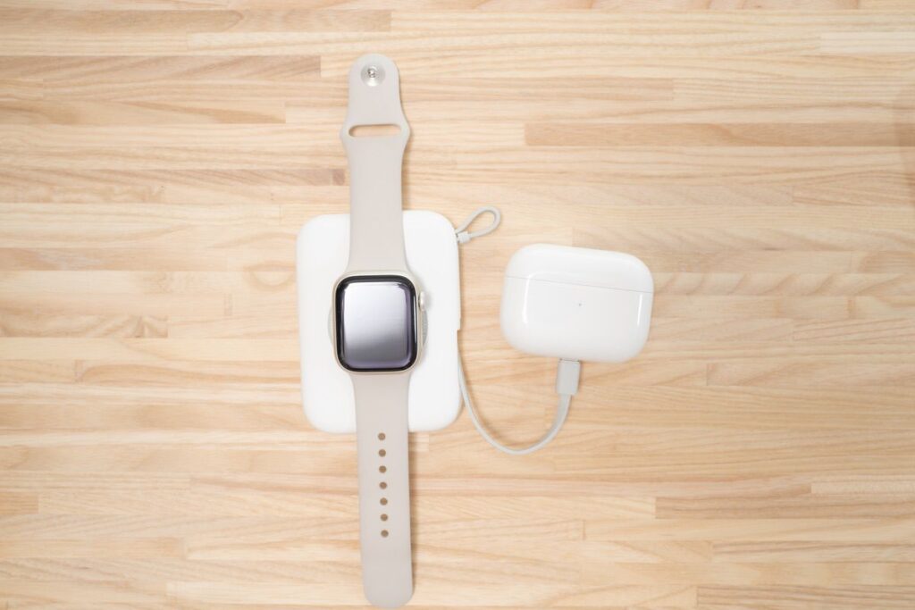 Apple WatchとAirpods Proを充電している