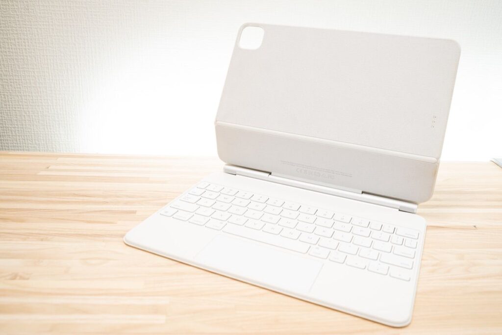 Magic KeyboardはiPad Proをマグネットで吸着させる