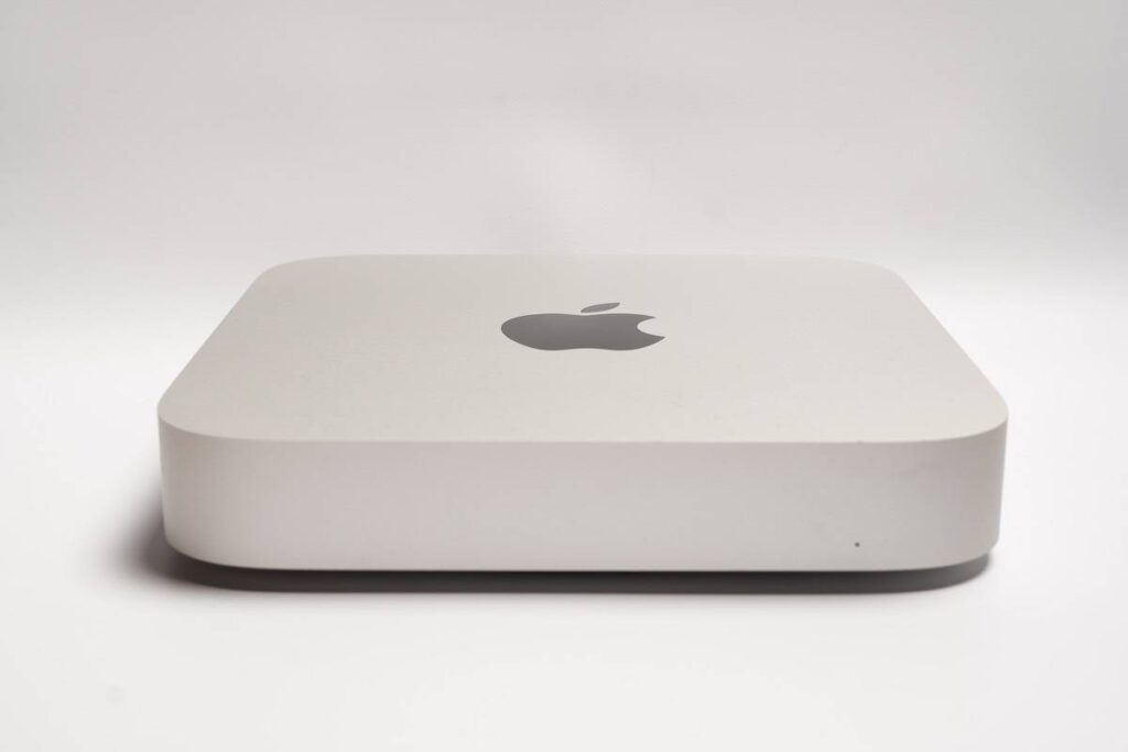 M1 Mac miniの正面は無機質なデザインをしている