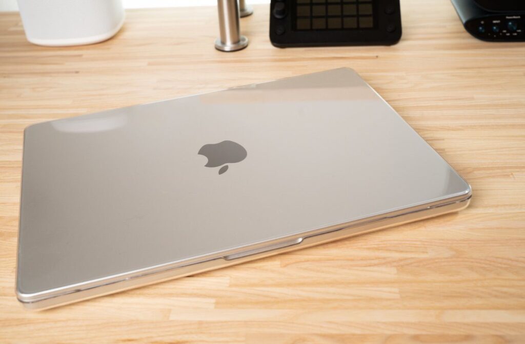 MacBook Proのデザインを損なわない透明感