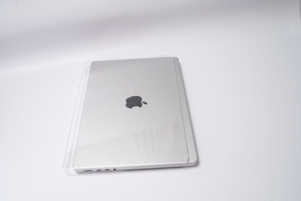 トップカバーをMacBook Pro 14インチの上に置く