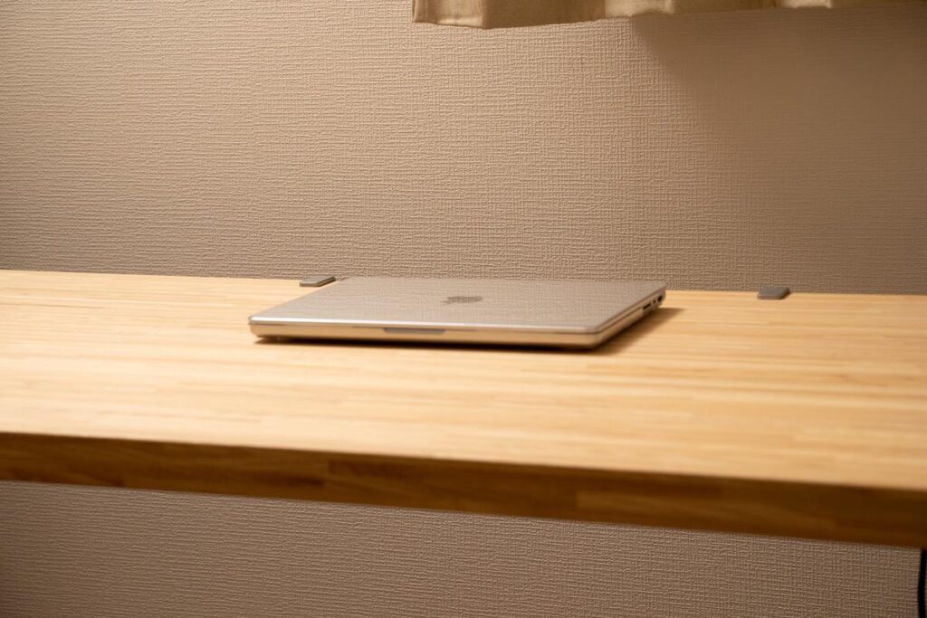 MacBook Proの横にクランプが見える