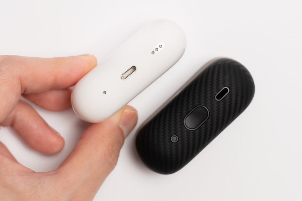 MagEZ Case for AirPods Pro 2はスピーカー穴が新たに切り抜かれている