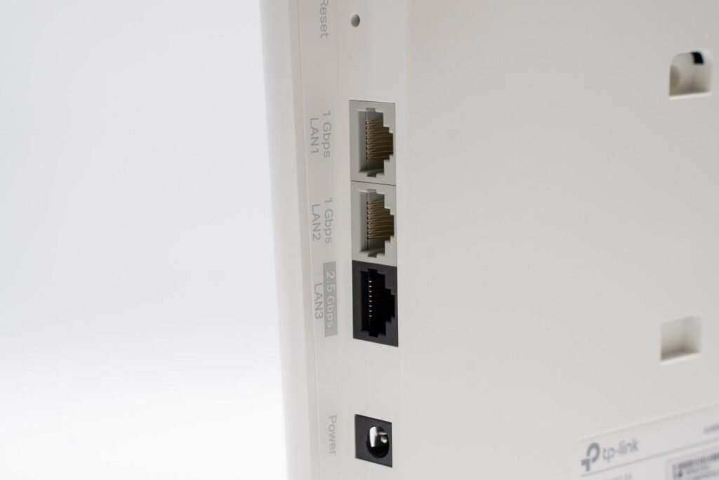RE900XDの背面には3つのLANポートがある