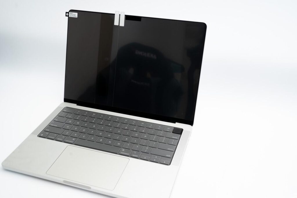 M1Pro MacBook Pro 14インチに画面保護フィルムを貼り付けている様子
