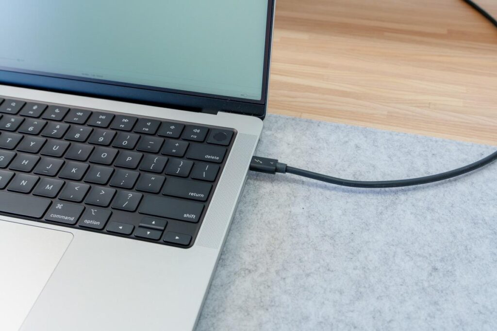 M1Pro MacBook Pro 14インチは周辺機器とUSB-C 1本で接続可能