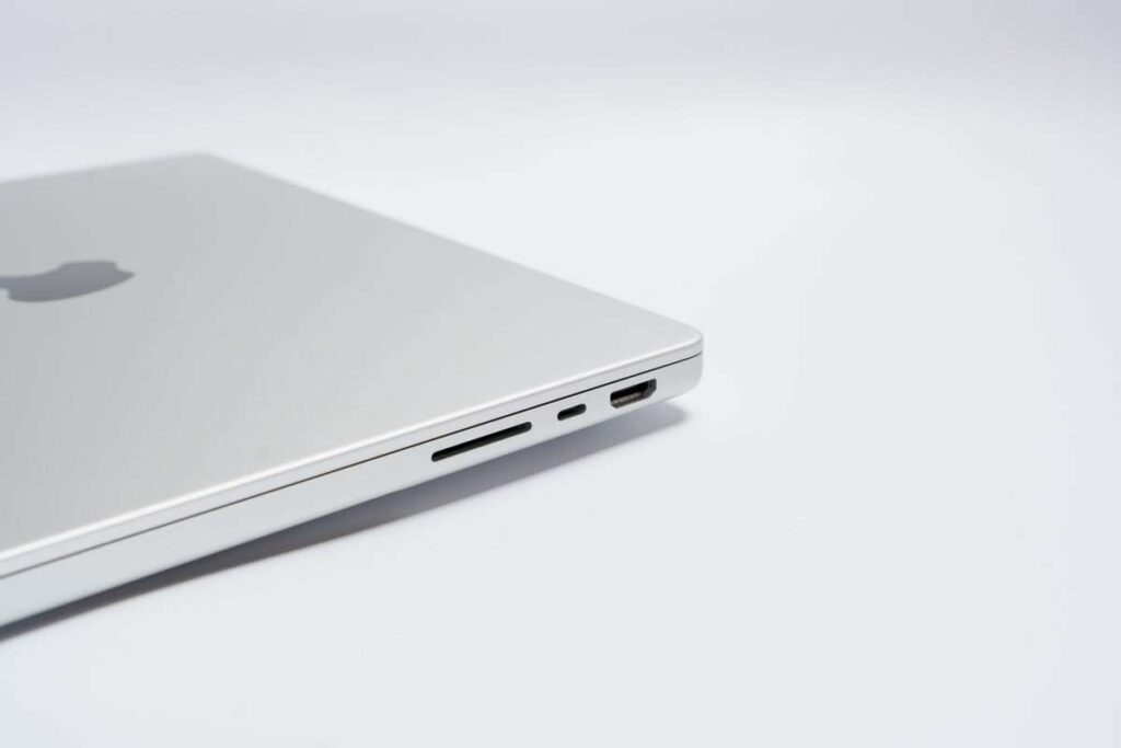 M1Pro MacBook Pro 14インチの右側面にはThunderboltが1ポート搭載