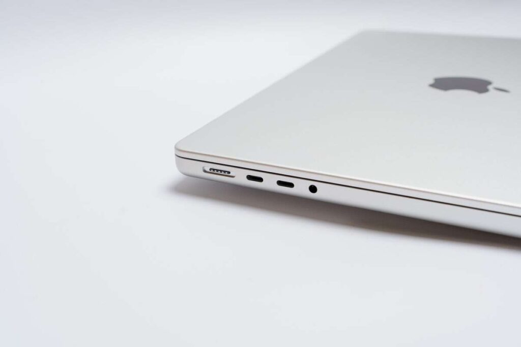 M1Pro MacBook Pro 14インチの左側面にはThunderboltが2ポート搭載
