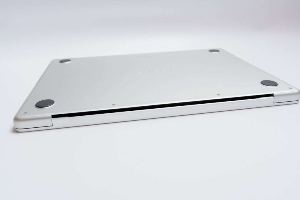 M1Pro MacBook Pro 14インチの背面には吸排気口がある