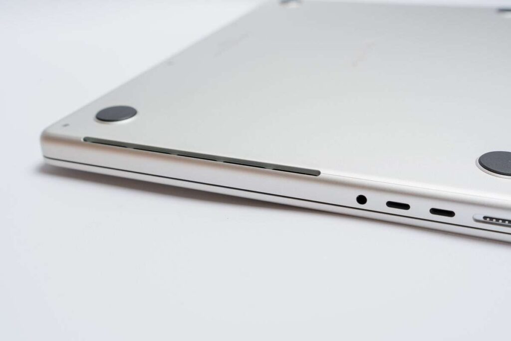 M1Pro MacBook Pro 14インチの左右にはスリット状の吸器口がある