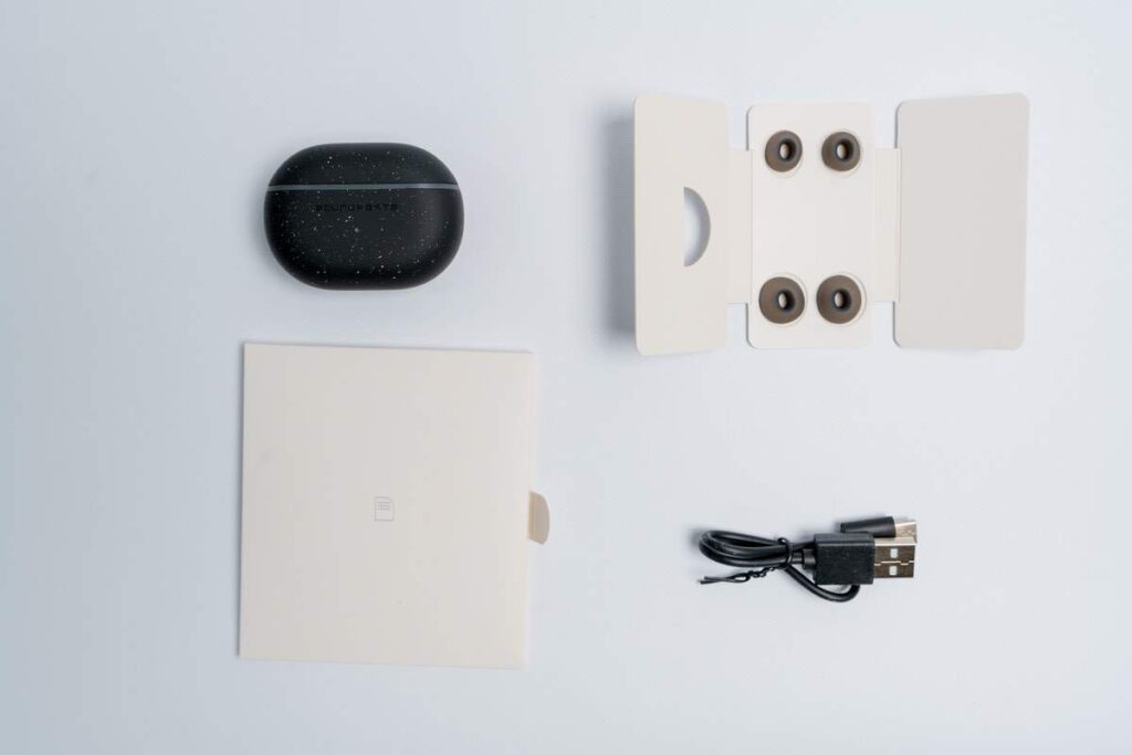 SOUNDPEATS Mini Pro HSの付属品はイヤ－ピースや充電ケーブルなどが付属している
