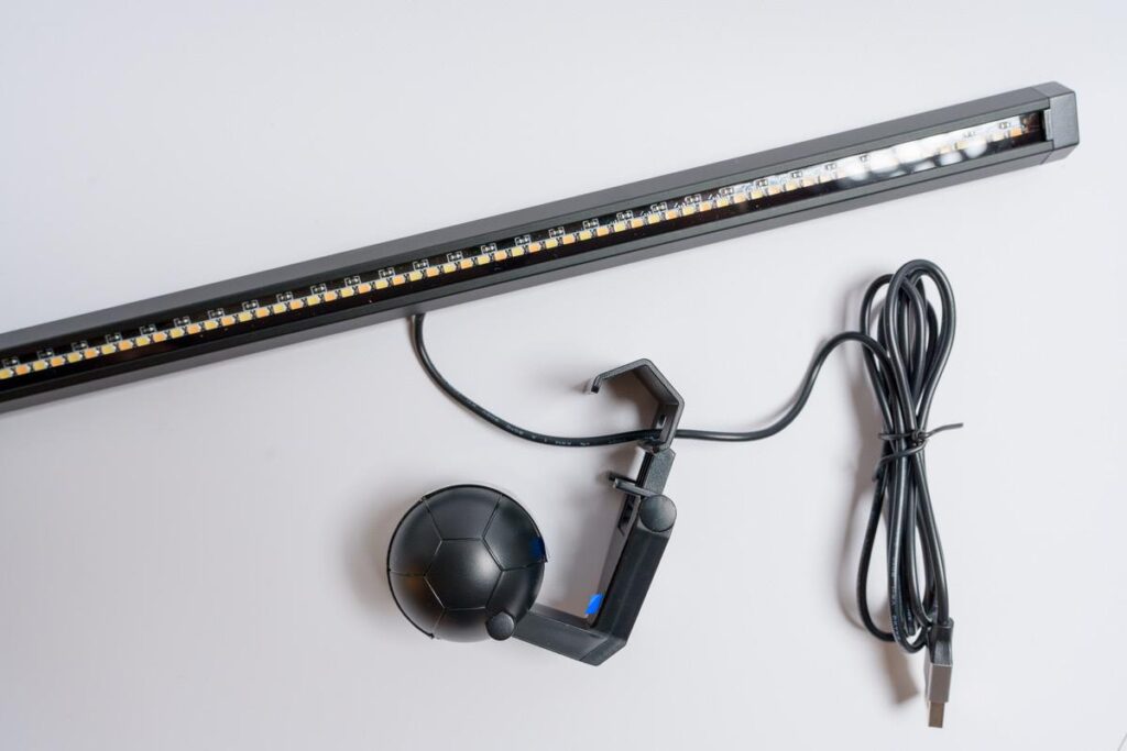 SHUWEI モニターライトは厚み1〜3cmのディスプレイに設置可能となっている