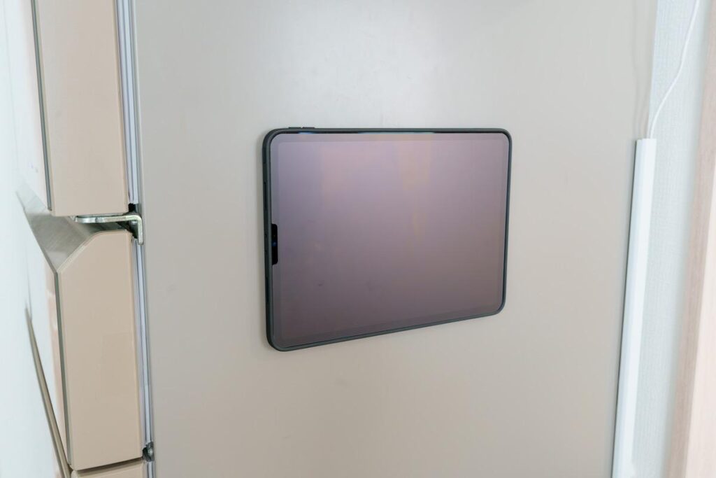 ESR Shift マグネットケース iPad Pro 11インチは冷蔵庫などに貼り付けて使うことができる