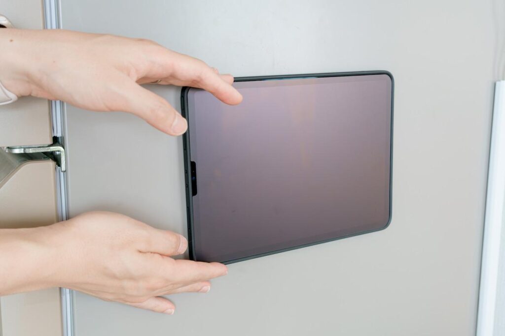 ESR Shift マグネットケース iPad Pro 11インチのケースはマグネットが内蔵されている