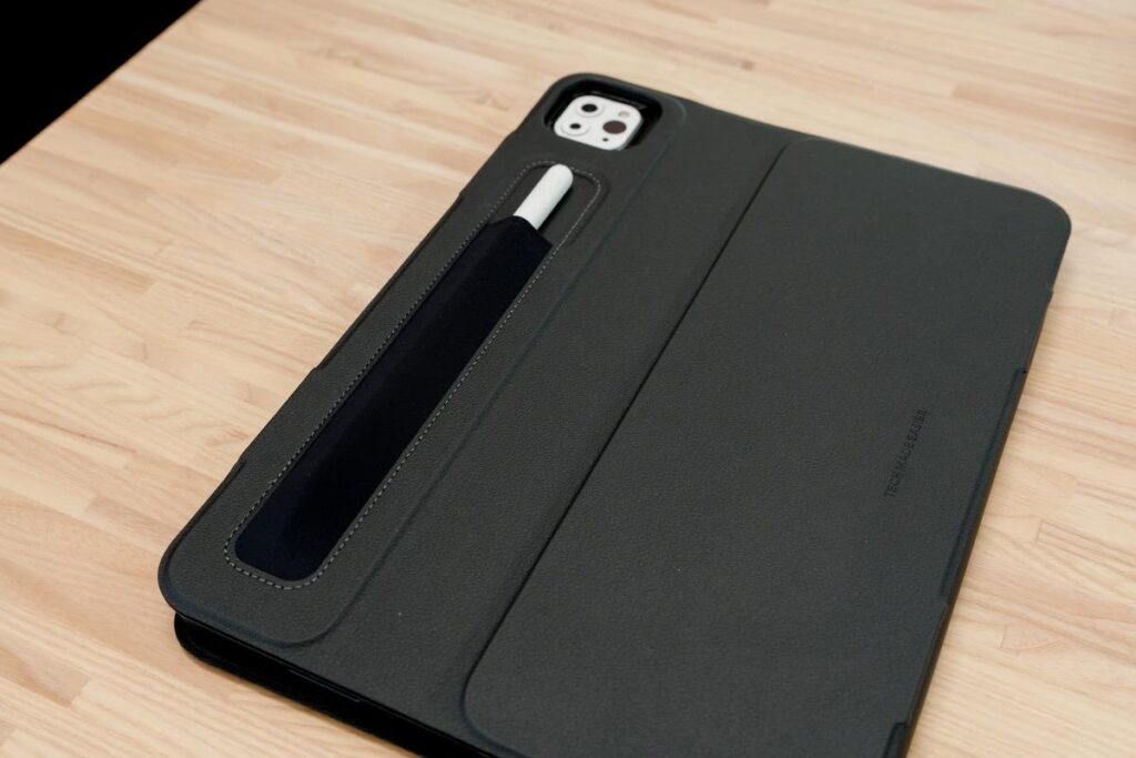 ESR Shift マグネットケース iPad Pro 11インチはApple Pencilの収納場所が背面にある