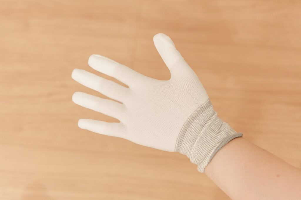 GrowSpica Proは付属の手袋を着用して組み立てて見た