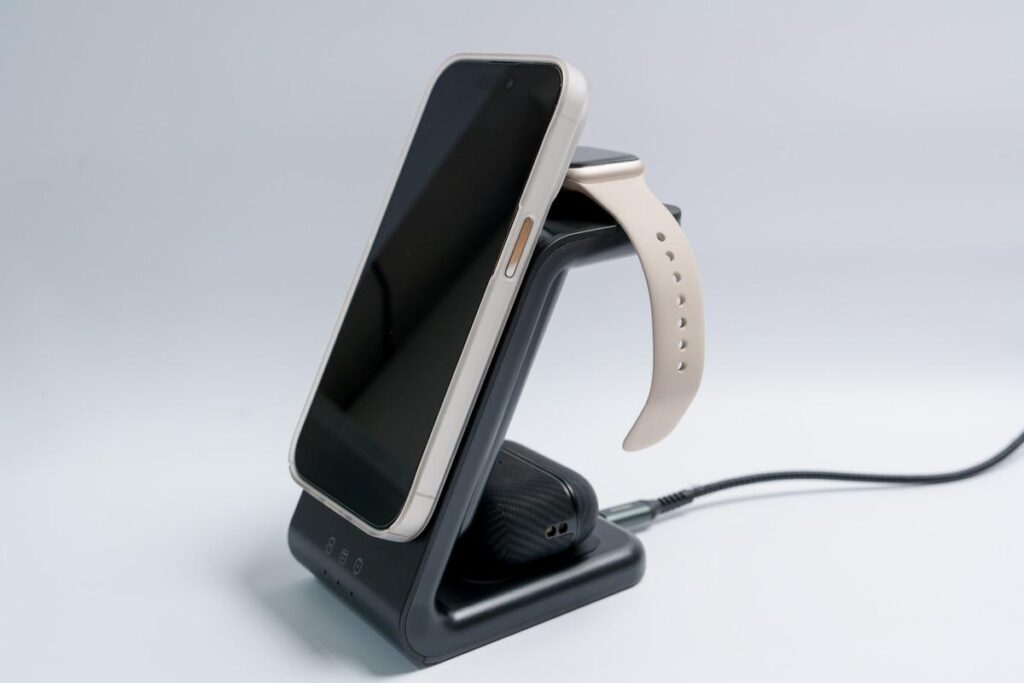 RORRY 4in1 ワイヤレス充電器はiPhone / Apple Watch / AirPodsの充電に対応した充電ドック