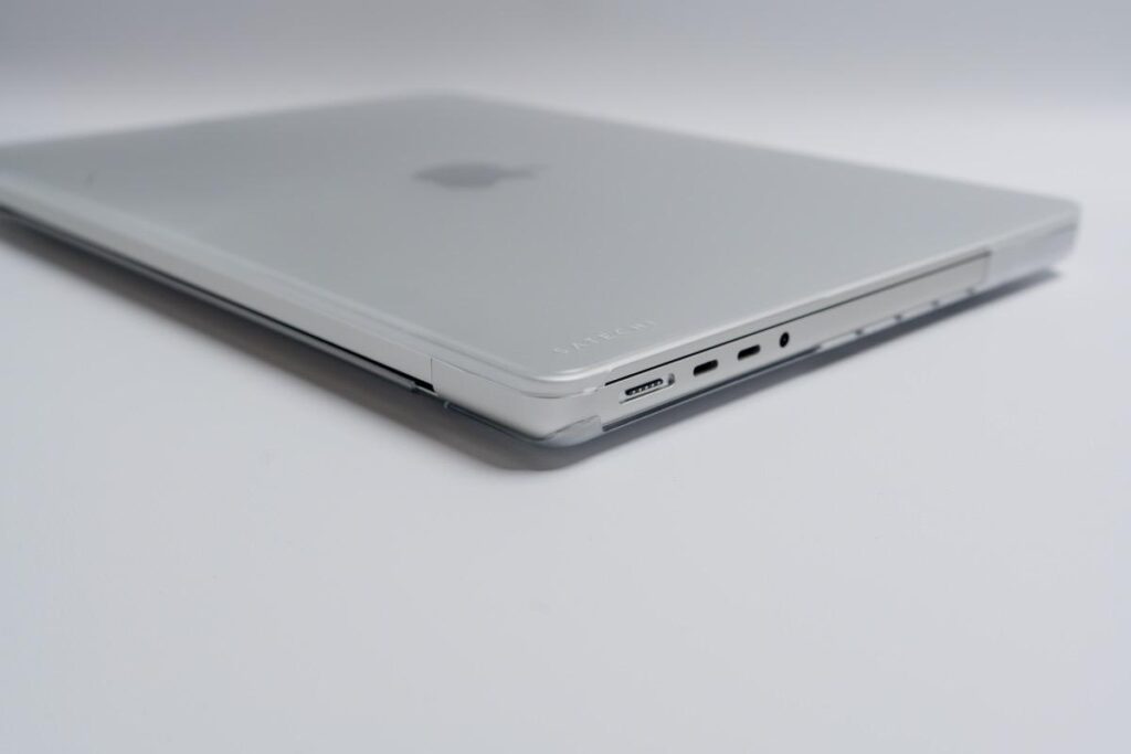 Satechi Eco ハードケースはMacBook Pro 14インチの角を守ってくれる