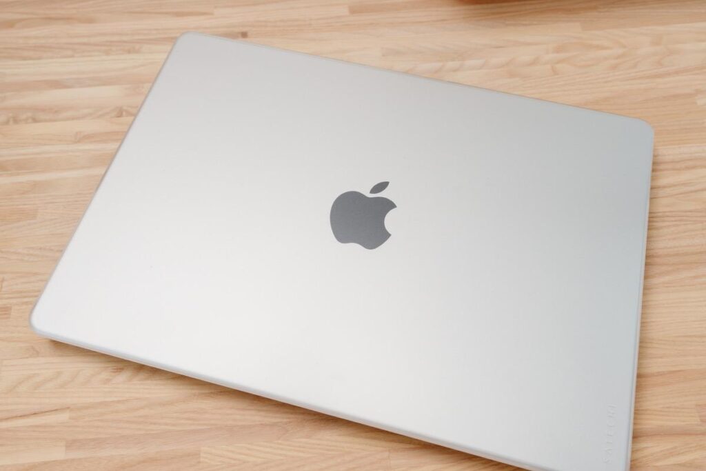 Satechi Eco ハードケースを装着することでMacBook Proが半透明なマットな感じとなる