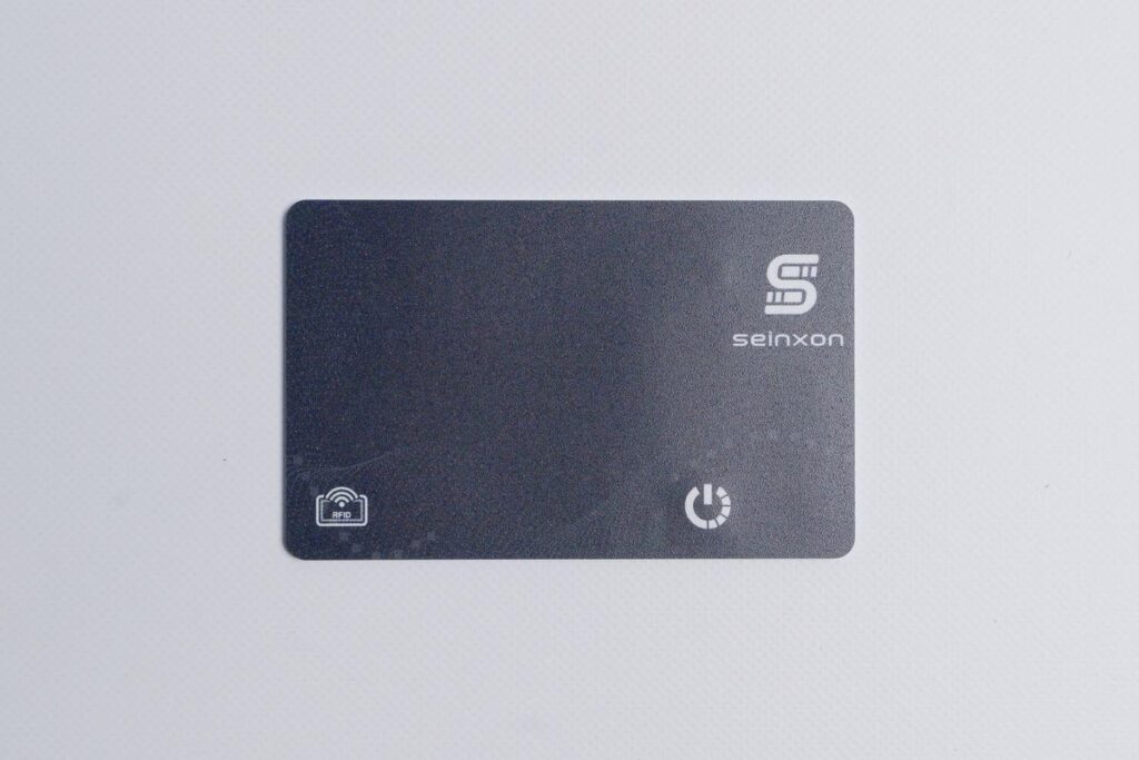 Finder Cardは財布に収納できる厚さ1.6mmのカードタイプ