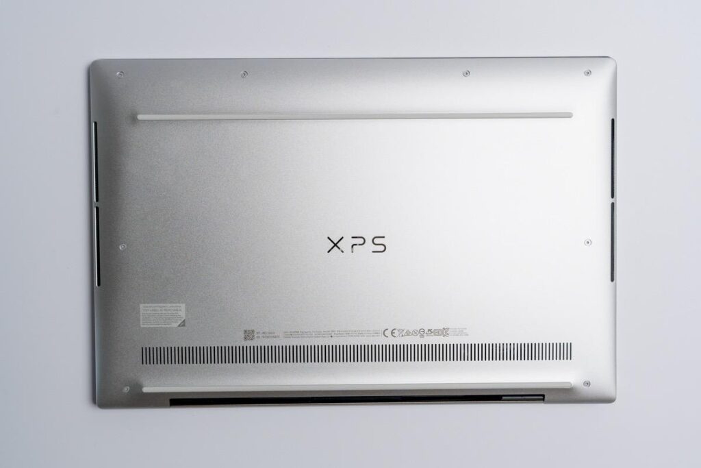 XPS 13 (9310)の背面にはXPSのロゴがプリントされている