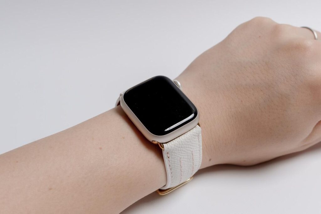 スターライトとYUTORI Apple Watch レザーバンドのホワイト × ピンクはよく似合う