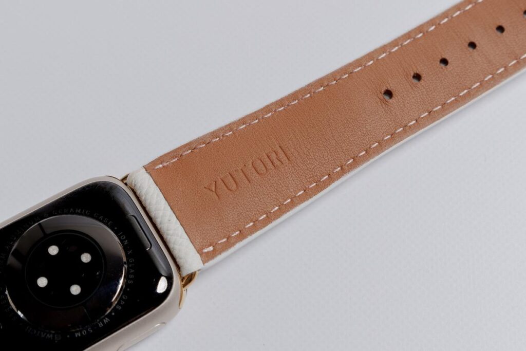 YUTORI Apple Watch レザーバンドの裏革にもYUTORIのロゴが刻印されている