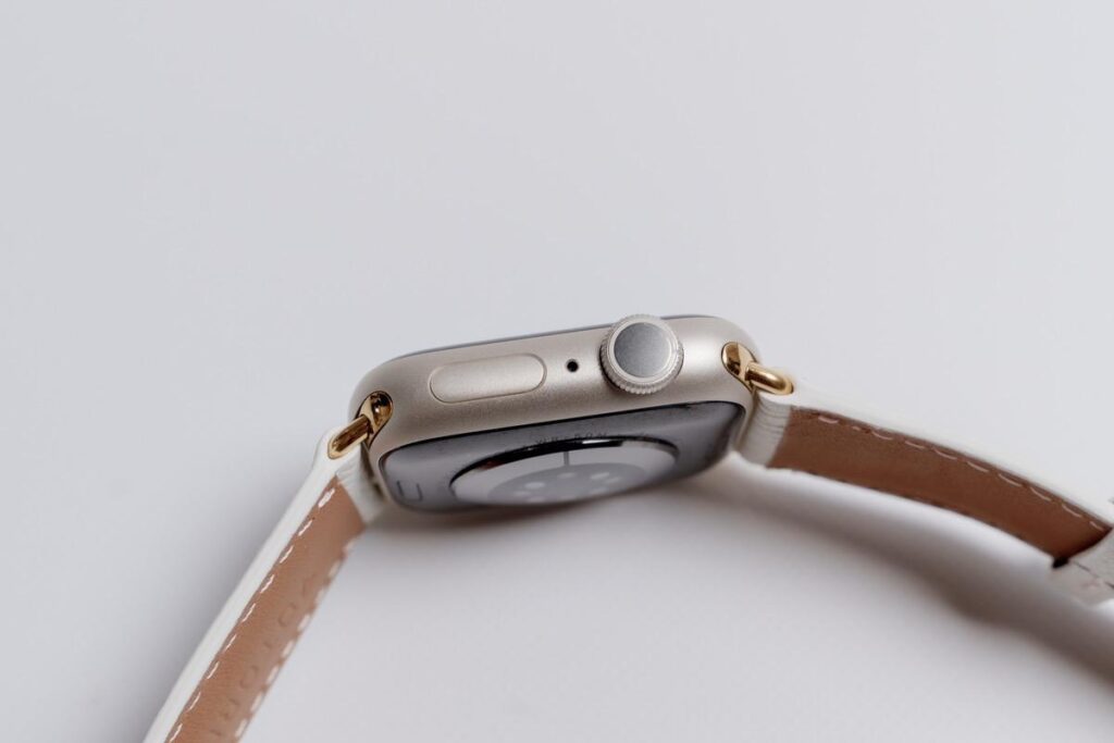 YUTORI Apple Watch レザーバンドは他のバンド同様にアダプタをスライドするだけ