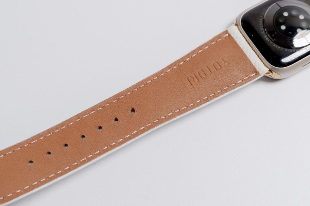 YUTORI Apple Watch レザーバンドは奥からだんだん細くなるデザインをしている