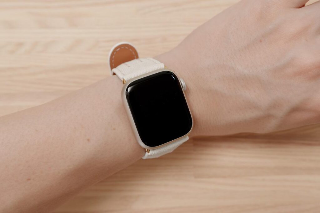 YUTORI Apple Watch レザーバンドのホワイト × ピンクは男性でも使える