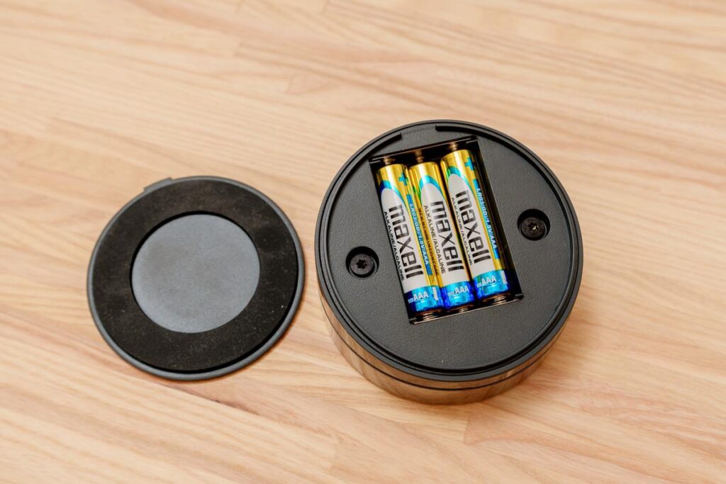 ワイヤレスリモコンは単4電池 × 3本で動作する