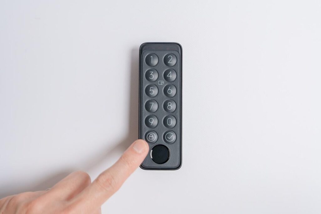 SwitchBot 指紋認証パッドはロックアイコンをタップするだけで施錠できる