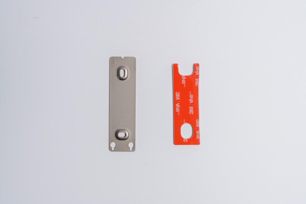 SwitchBot 指紋認証パッドは粘着テープとネジ止め2つの取り付け方法がある