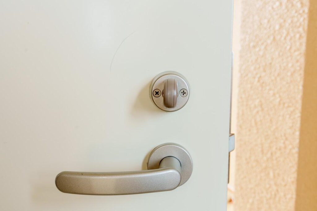 SwitchBot ロックを取り付ける前のドア