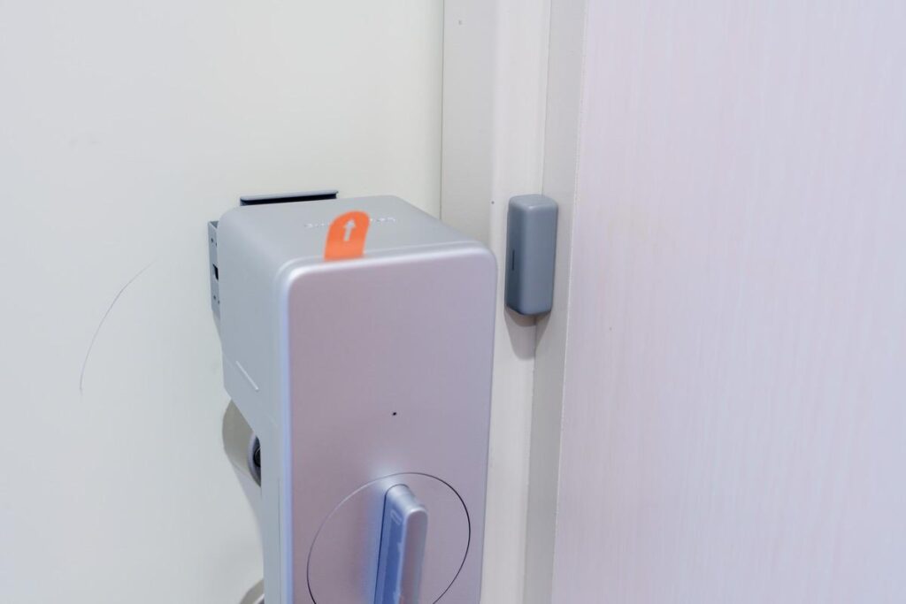 SwitchBot ロックでドアの開閉状況を確認するための磁石を取り付ける