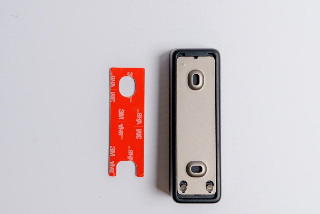 SwitchBot 指紋認証パッドを粘着テープでドアに固定していく