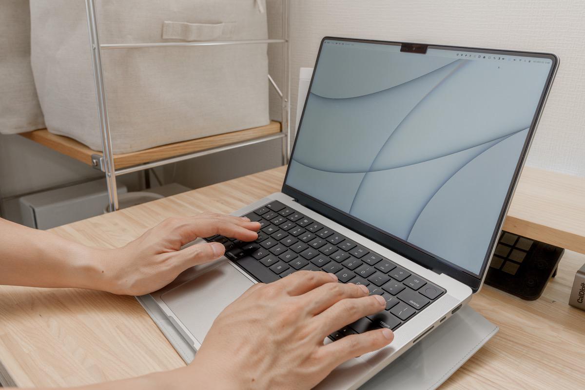 15°の角度はMacBook Pro本体のキーボードやトラックパッドで作業がしやすい