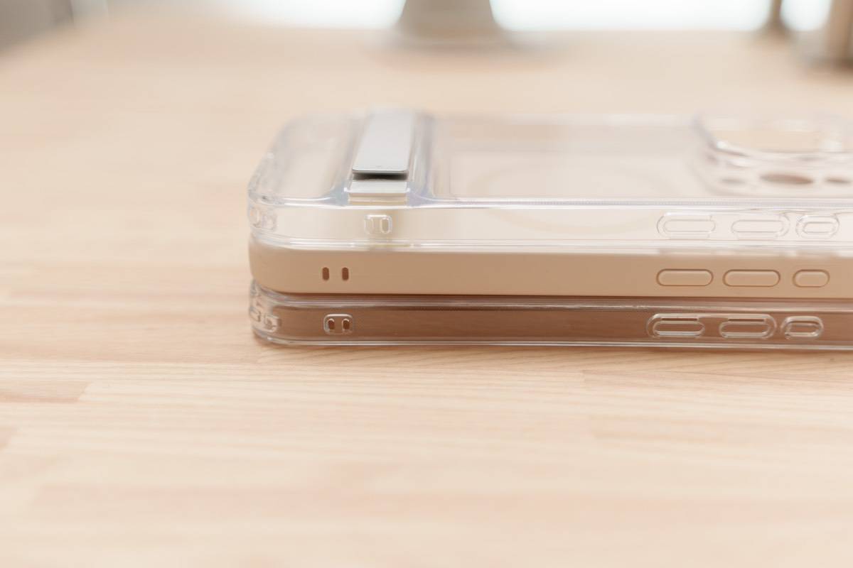 ESR iPhone 15 Pro向けケースにはストラップ穴が搭載されている
