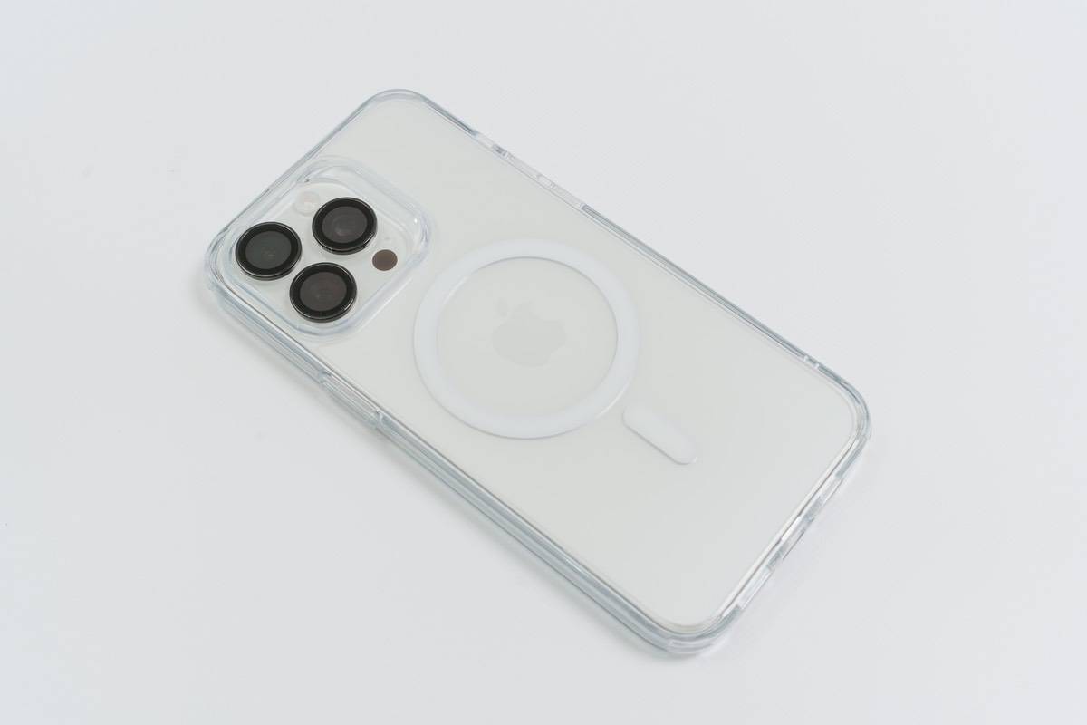 ESR ClassicシリーズにiPhone 15 Pro Max ホワイトチタニウムを装着してみた